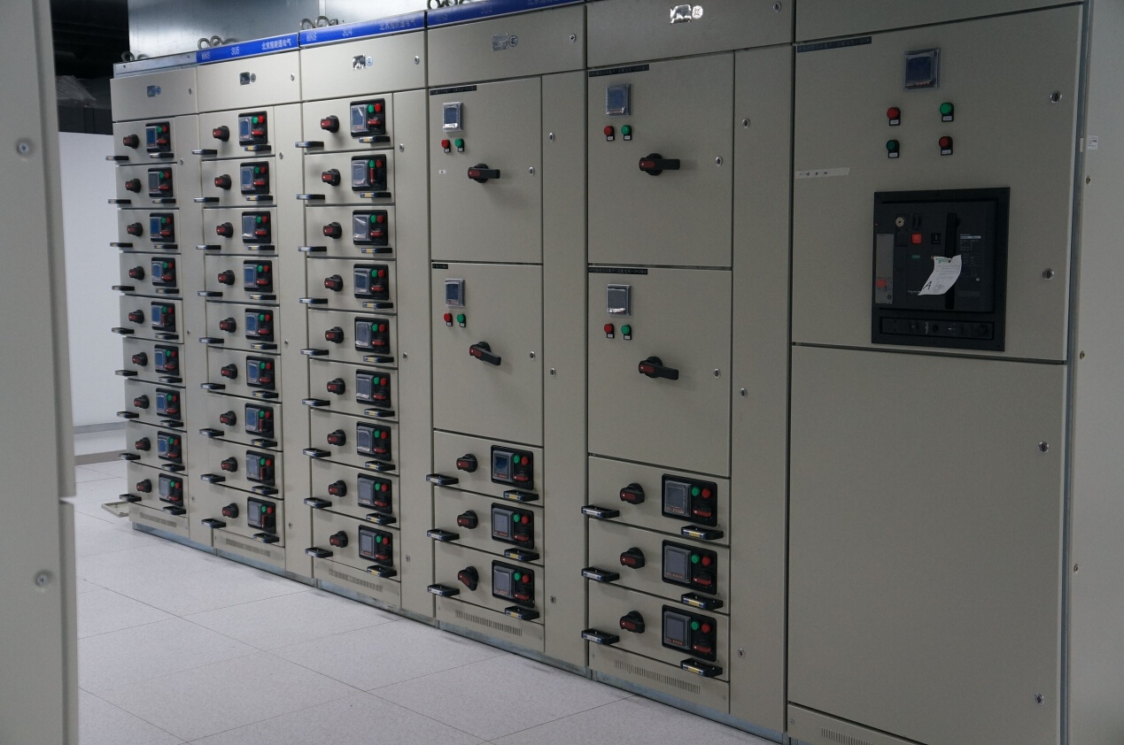 采用雙路市電、UPS、確保機(jī)房設(shè)備穩(wěn)定運(yùn)行